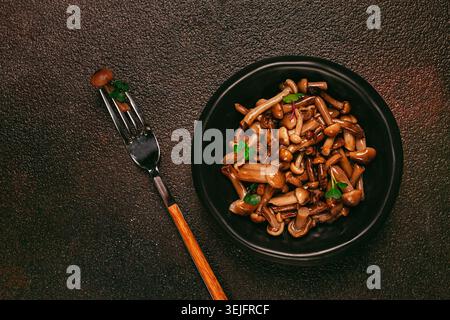 Funghi al miele sottaceto, in una ciotola, fatti in casa, vista dall'alto, nessuna persona, Foto Stock