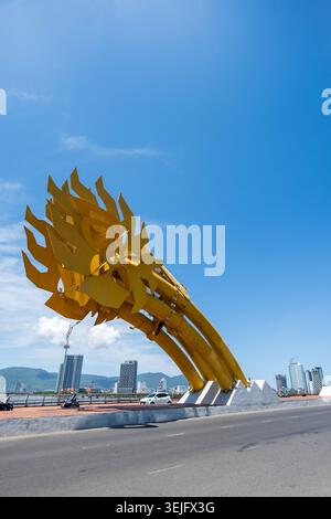 Danang, Vietnam: 13 maggio 2026: Ponte dei draghi sul fiume Han a Danang, Vietnam. Un famoso punto di riferimento a da Nang Foto Stock