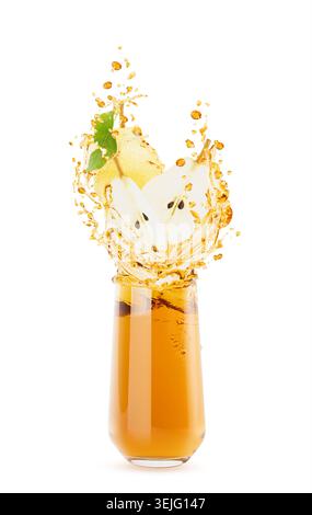Rinfrescare la bevanda con le fette di pere gialle fresche, le foglie verdi spruzzano sciroppi di succo in bicchiere. Ideale per il raccolto Foto Stock