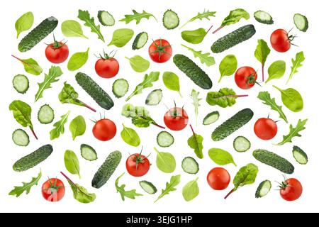 Insalata composta da cetriolo fresco e sfarzoso, pomodori ciliegini rossi, foglie verdi di spinaci, bietole, rucola. Isolato. Lo Studio Foto Stock