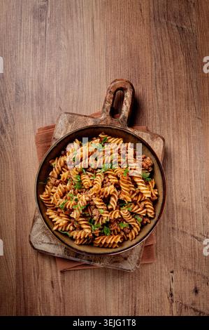 Pasta marina, pasta con carne macinata, fatta in casa, fusilli, non c'è gente, Foto Stock