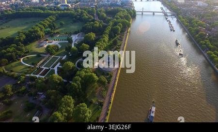 Vista aerea con drone 4K di Londra, Regno Unito. Paesaggio urbano panoramico con il fiume Tamigi, Battersea Park, Pagoda della Pace e Albert Bridge al tramonto. Foto Stock
