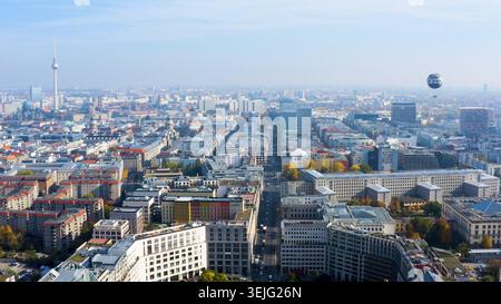 Vista aerea con drone 4K di Berlino, Germania. Paesaggio urbano panoramico con la torre della televisione Fernsehturm, il centro commerciale di Berlino e Weltballon. Foto Stock