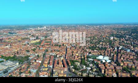 Riprese con drone aereo 4K di Bologna, Italia. Splendido panorama estivo che mette in risalto l'architettura storica e i tetti di terracotta rossa. Foto Stock