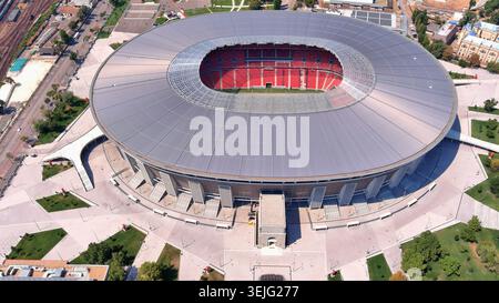Vista aerea in 4K di Puskás Aréna a Budapest, Ungheria. Tiro panoramico ad angolo alto con il moderno stadio di calcio nazionale e il campo sportivo. Foto Stock