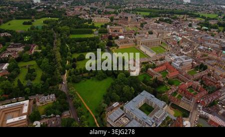 Vista aerea 4K con drone di Cambridge, Inghilterra. Paesaggio urbano panoramico con la Cappella del King's College, il River Cam e le storiche università universitarie. Foto Stock