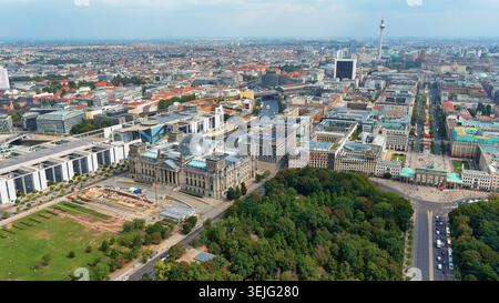 Vista aerea in 4K del paesaggio urbano di Berlino, Germania. Skyline panoramico con l'edificio del Reichstag, la porta di Brandeburgo, il Tiergarten e la torre della televisione. Foto Stock