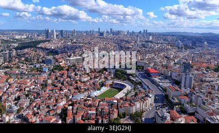 Vista aerea in 4K con drone di Istanbul, Turchia. Paesaggio urbano panoramico in contrasto con il vecchio quartiere e lo stadio di Kasımpaşa con moderni grattacieli distanti. Foto Stock