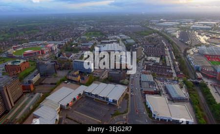 Vista aerea in 4K su Old Trafford, Manchester. Cityscape presenta lo stadio di calcio del Manchester United, l'Emirates Cricket Ground e lo skyline urbano. Foto Stock