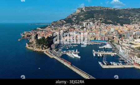 Vista aerea in 4K di Port Hercule nel Principato di Monaco. Splendido e lussuoso paesaggio urbano con superyacht, Monaco-Ville e il Mar Mediterraneo. Foto Stock