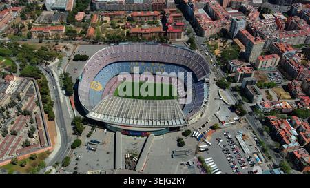 Vista aerea in 4K dello storico stadio Camp Nou di Barcellona, Spagna. Tiro ad angolo alto con il campo da calcio e il paesaggio urbano del FC Barcelona. Foto Stock