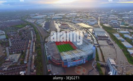 Vista aerea in 4K su Old Trafford a Manchester, Inghilterra. Paesaggio urbano panoramico con l'iconico stadio del Manchester United FC. Foto Stock