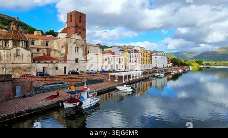 Bosa, Sardegna, Italia - 3 ottobre 2024: Edifici colorati di un'antica città sulle rive del fiume temo Foto Stock