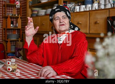 Berlino, Germania. 28 maggio 2026. L'artista Elvira Bach siede nella cucina del suo appartamento a Charlottenburg. Festeggia il suo 75° compleanno il 22 giugno. La mostra 'Selbst im Bild. I dipinti delle donne di Elvira Bach sulla sua vita e il suo lavoro possono essere visti al Neues Kunstmuseum Tübingen dal 31 maggio al 5 luglio 2026. Crediti: Jens Kalaene/dpa/Alamy Live News Foto Stock