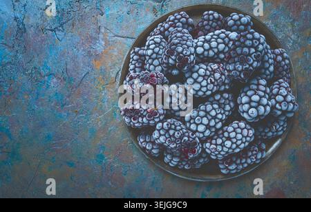 Appena congelato, more su un piatto, vista dall'alto, nessuna persona, Foto Stock
