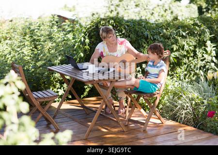 Nonna che suona la chitarra Foto Stock