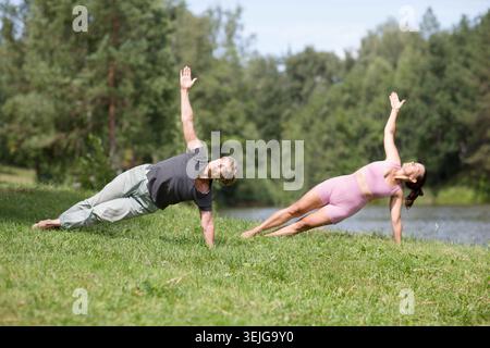 Donna anziana che fa yoga Foto Stock