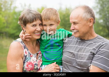I nonni si divertono molto con il loro nipote in estate all'aperto. vita familiare. connessione emotiva Foto Stock