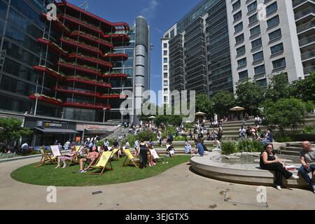 Sheldon Square Amphitheater, Little Venice, Londra, Regno Unito. 28 maggio 2026. Gli impiegati e la gente del posto approfittano del clima soleggiato con la loro af Foto Stock