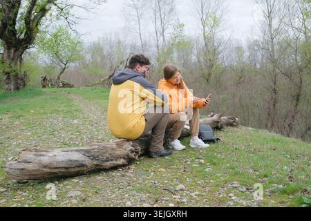 Giovane coppia che si gode la bella natura Foto Stock