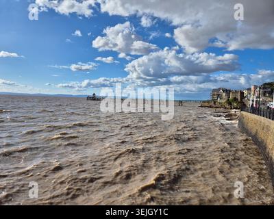 Molo di Clevedon visto dalla passeggiata sul lungomare e dalla spiaggia nel North Somerset, Inghilterra Foto Stock