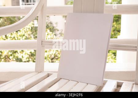 Mockup di copertine vuote su tavolo esterno in legno, balcone dell'hotel o terrazza Foto Stock