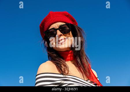 Donna solitaria che viaggia a parigi con un elegante berretto francese Foto Stock