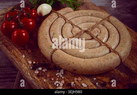Salsicce crude a spirale, su una tavola di legno, vista dall'alto, nessuna persona, Foto Stock
