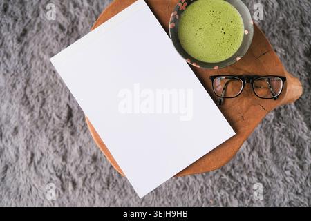 Mockup di riviste vuote sul tavolino da caffè con tè matcha verde Foto Stock