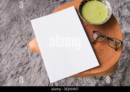Mockup di riviste vuote sul tavolino da caffè con tè matcha verde Foto Stock