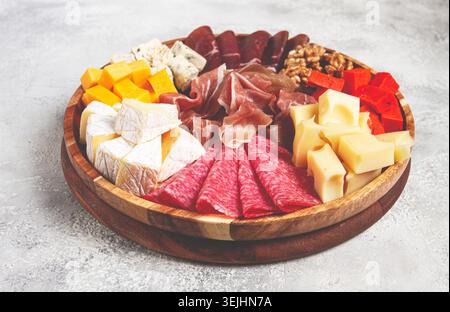 Assortimento di tagli di carne di formaggio, su un piatto, vista dall'alto, senza persone, Foto Stock