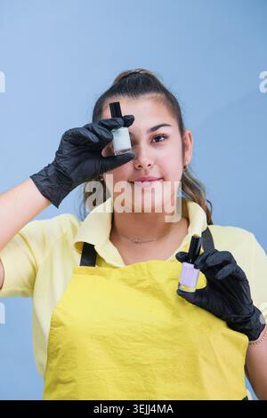 Maestro di manicure in guanti neri con smalto per unghie Foto Stock
