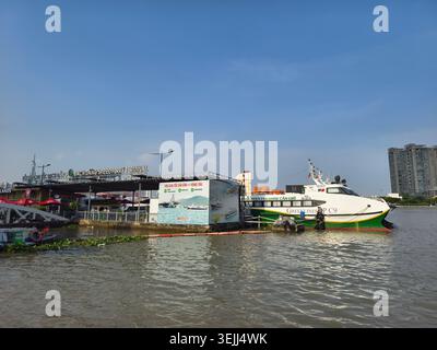 Terminal dei traghetti ad alta velocità Bach Dag a ho chi Minh City, caratterizzato da un catamarano attraccato. Il catamarano verde e bianco appartiene alla flotta della Greenlines DP Foto Stock