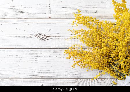 Bouquet giallo di fiori di mimosa su un forno in legno Foto Stock