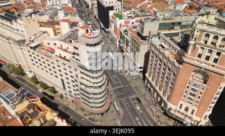 Vista aerea che mostra la gran Vía Street con traffico e pedoni a madrid Foto Stock