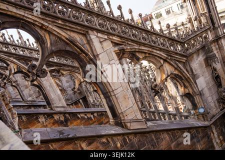 Milano, Italia - 19.03.2024: Dettagli architettonici gotici di intricati archi in pietra e guglie in un punto di riferimento storico. Duomo di Milano Foto Stock