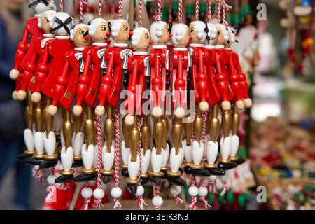 Tradizionale schiaccianoci in legno e burattini di Pinocchio appesi ad una banchina del mercato. Foto Stock