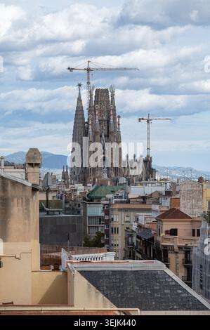 Vista del Tempio Expiatori del Sagrat Cor sopra i tetti di Barcellona, Spagna Foto Stock