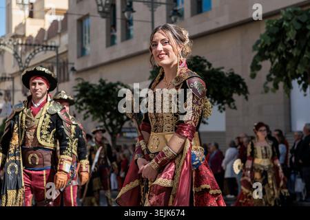Ritratto di Capitano Signora e Cavaliere di fila Contrabandistas, Festa dei Mori e dei cristiani ad Alcoy il 26 aprile 2026, Spagna Foto Stock