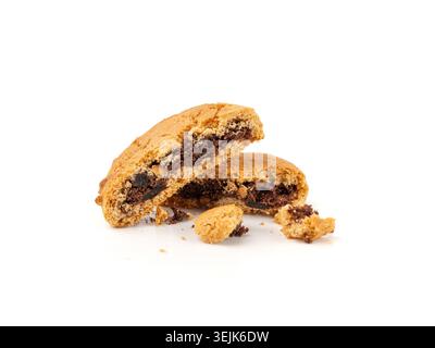 Biscotti al cioccolato sbriciolati con ripieno di cioccolato isolato, biscotti rotondi marroni, pasta di cacao dolce rotta su sfondo bianco Foto Stock
