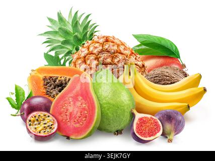 Raccolta di frutti esotici tropicali freschi, tra cui ananas, mango, papaya, banana e altri isolati su sfondo bianco. Tracciato di ritaglio. Foto Stock