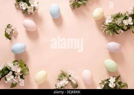 Le uova pastello di Pasqua e i fiori primaverili sono a bordo di una pesca Foto Stock