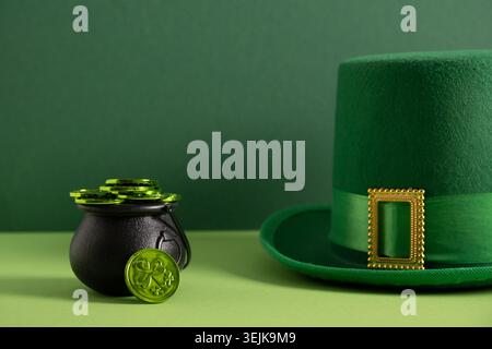 Cappello e vaso di monete d'oro per il giorno di San Patrizio Foto Stock