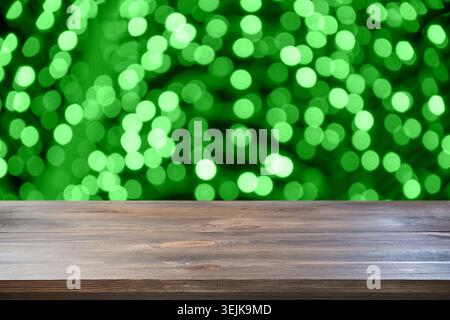 ghirlanda dorata sfocata. Sfocatura bokeh con luce notturna e sfondo sfocato. Natale astratto. Foto Stock