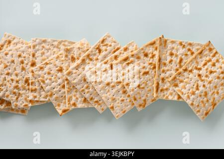 Tradizionale kosher matzo ebraico per la Pasqua su sfondo blu. Foto Stock