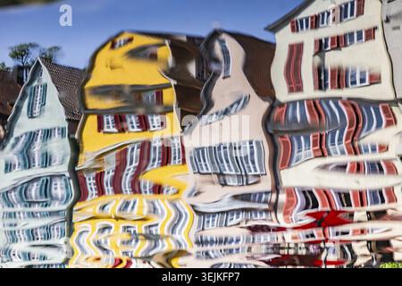 Neckar Front Tuebingen. Le case di Gable sono distorte nel fiume Neckar. Tuebingen, Baden-Wuerttemberg, Germania Foto Stock