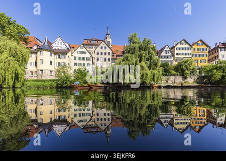 Neckar Front Tuebingen. Le case di Gable e il fiume Neckar formano uno sfondo da cartolina. Le case storiche si riflettono nell'acqua. Tuebingen p Foto Stock
