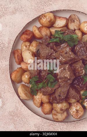 Kuyrdak, frattaglie arrostite con patate ed erbe fresche, fatte in casa in kazako, nessuna gente, Foto Stock