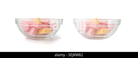 Fruit Chews Isolated, Pink Chewable Candies pile in Glass Bowl, Fruit Chew Candy pile, Square Taffy, colorate Gummy Candies su sfondo bianco Foto Stock