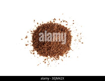 Pila di cioccolato grattugiata isolata, scaglie di cioccolato frantumato, briciole, fiocchi sparsi, scaglie di cacao per dessert decorazione su sfondo bianco Foto Stock